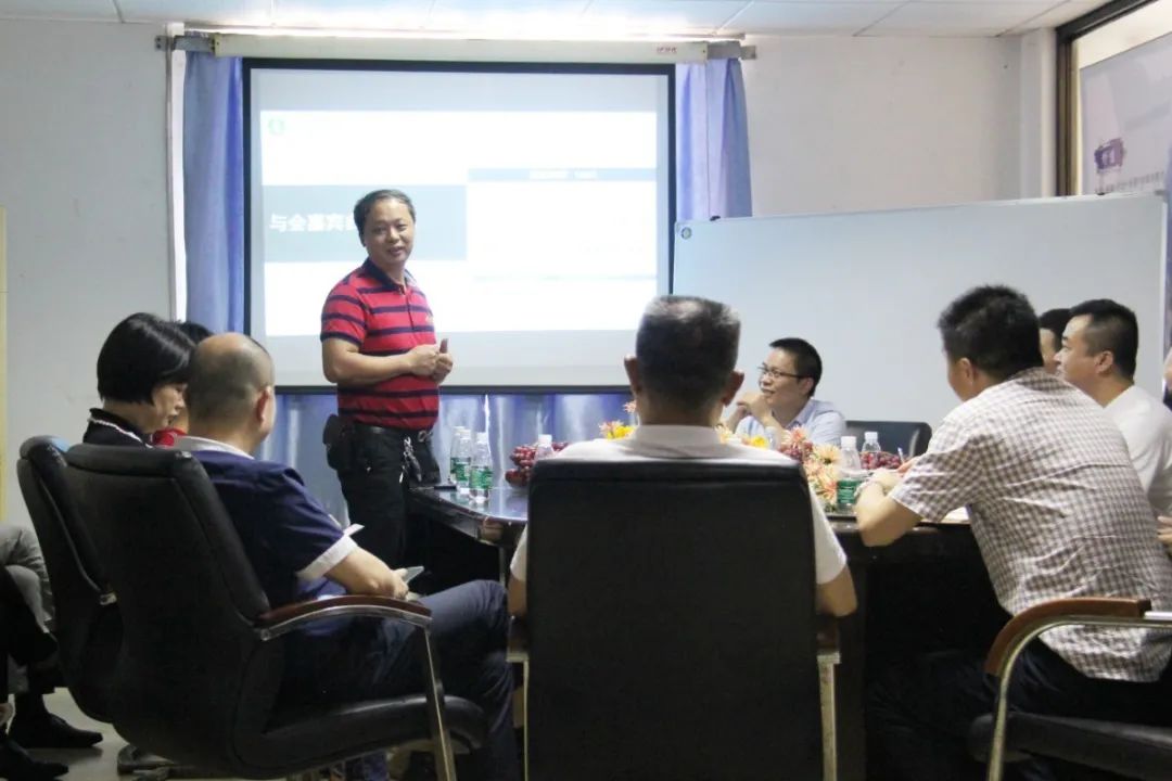 【賽思達(dá)烤箱】董事長參加《打造行業(yè)“1+1>2”聚合效應(yīng)》會(huì)議 【賽思達(dá)烤箱】董事長參加《打造行業(yè)“1+1>2”聚合效應(yīng)》會(huì)議